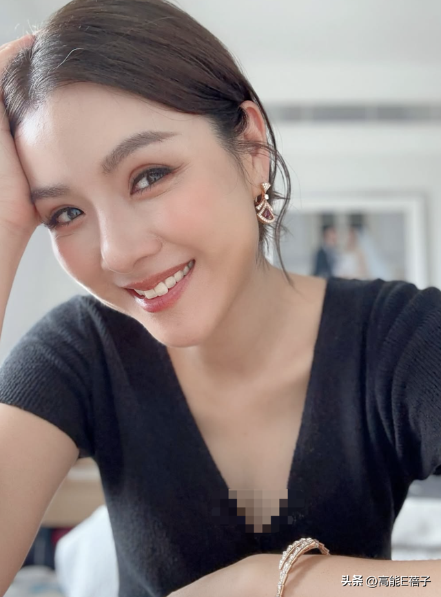 42岁苟芸慧离婚后再搞事业！大秀好身材，却被指撞脸陈茵媺？
