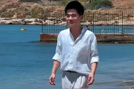 笑晕！董宇辉更新希腊视频！粉丝却直呼：太辣眼睛，实在不忍直视图片