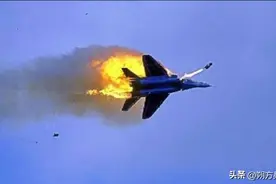 真击落了！一声巨响：美军F18战机被击落！一亿美元打水漂！图片