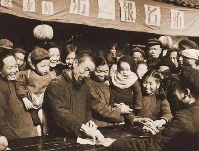 毛主席与刘少奇的发展理念有分歧，70年后再看有何定论？