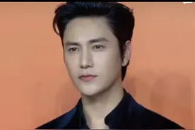 陈坤脸变陆毅了，比他年轻的时候还年轻。图片