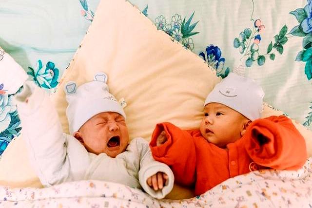 孩子满月祝福语：愿你睡时安稳，醒时欢喜，在爱的小窝里，把每一