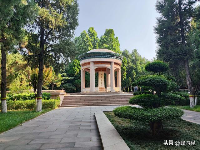 漫步华北军区烈士陵园，在白求恩大夫墓地前驻足良久