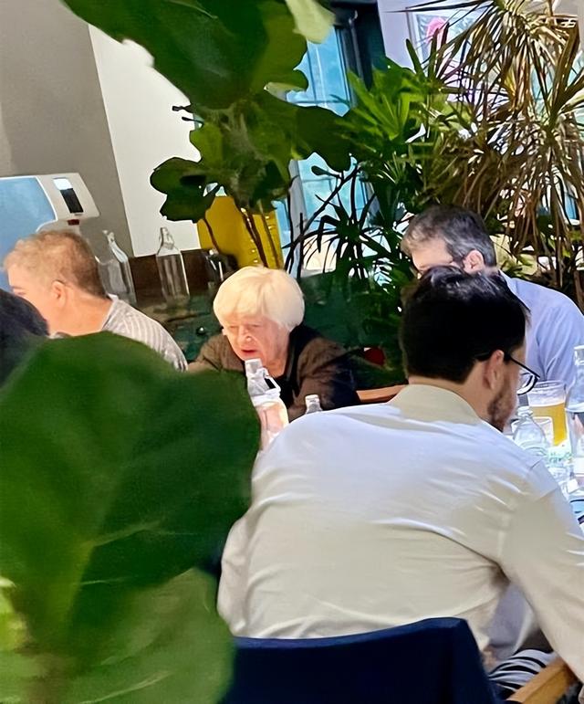 对中国有戒心？斯塔默专机落地神情紧张，随身携带的设备不简单