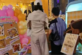 何猷君做梦都会笑！四太陪奚梦瑶排队买黄油小熊，主打一个宠媳妇图片