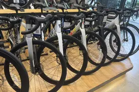 骑行热"退潮"：自行车从一车难求到打折促销 有车型降价50%图片