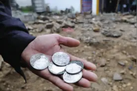 浙江农民在老宅挖出地下银行，1476枚银元价值百万，关键不用上交图片