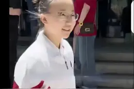 惊了！人大附中女孩上热搜，“厅里厅气”的气质引广泛网友热议！图片