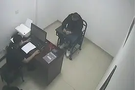 诈骗小广告神出鬼没，宝山警方重拳打击张贴团伙抓获5人图片