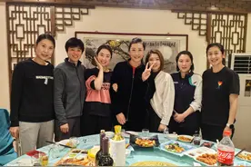 泪目!国羽两代女单世界冠军们久别重逢,七朵金花无人发福明艳动人图片