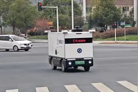 太酷啦！无人驾驶快递车亮相襄阳街头！图片