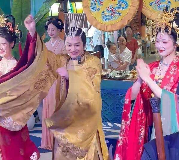 心酸！56岁翁虹走穴商演，在景区跳舞供人观赏，长这么漂亮可惜了