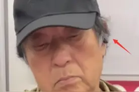 76岁牛群坐地铁被偶遇，满头白发老态尽显，网友：岁月不饶人图片