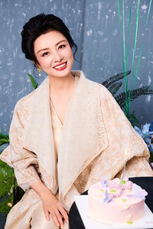 她是“央视一姐”，结婚12年选择离婚，坦然：婚姻给我的尽是痛苦