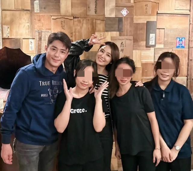 林心如霍建华餐厅现身成网友热议，两人真实状态引发情感讨论