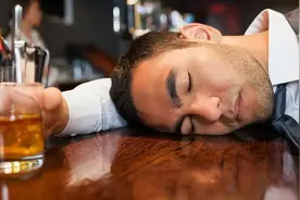 烟瘾，酒瘾，色瘾哪个危害最大？为了长寿，中年男性应该戒哪种？图片