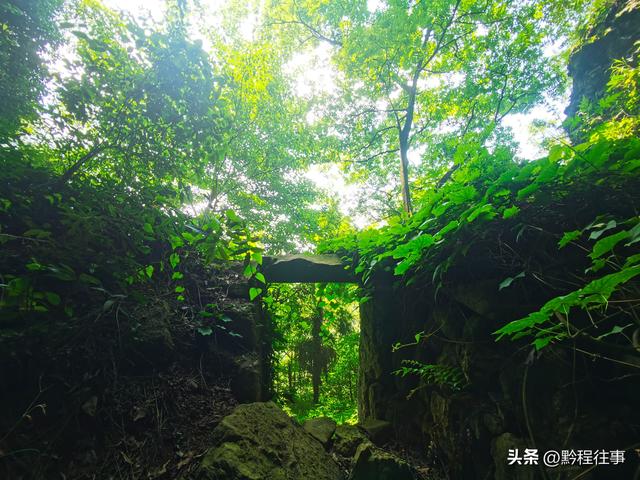 一个洞内烟云氤氲的躲匪洞，一个白练如幕的暗河瀑布