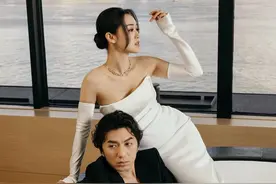 袁伟豪父子赤膊上阵拍全家福，胸肌碰撞婴儿嘟嘟肉，老婆贡献绝杀图片