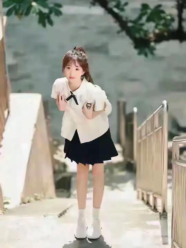 甘肃兰州一校花，楚楚动人，倾国倾城	，这气质堪称校园天花板