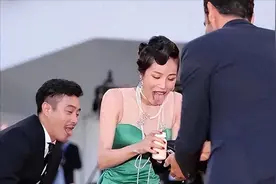 红毯尴尬瞬间：女明星肩带崩断，裙下走光社死现场！图片