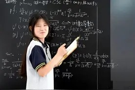 北大韦神近照曝光，弓腰低头袖口破烂引热。网友:把姜萍嫁给他图片