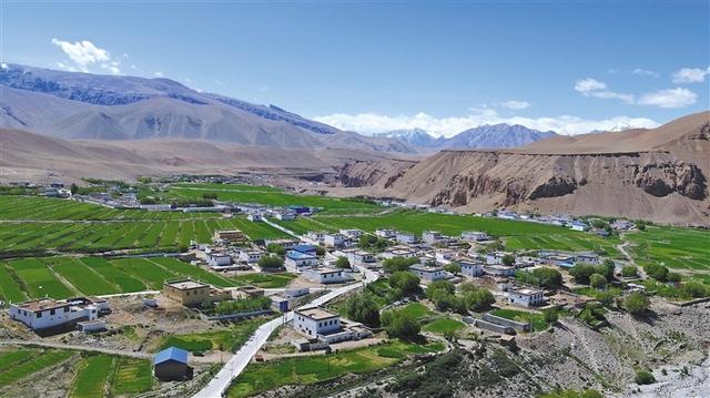 缺氧环境连呼吸都痛，这里生意却红火，这座边陲小镇藏着什么？