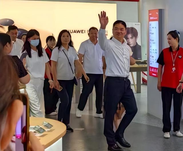 刘强东去看苏超了，喝着啤酒跳着舞，情绪好嗨，市长在旁边吹喇叭