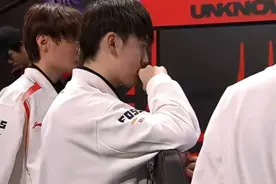 JKL赛后表情凝重，陷入沉思！网友:大满败+躺赢冠军，给管哥道歉图片