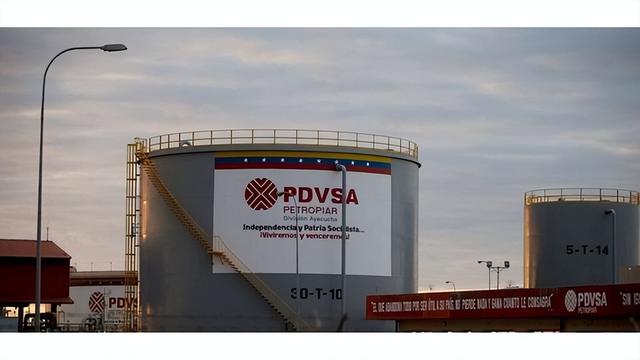 “世界强盗”名不虚传，美国空降委内瑞拉油轮，抢走200万桶石油