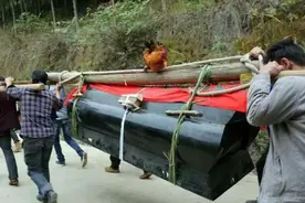 雨淋棺材出大官，雨淋新坟辈辈富，出殡下葬遇到下雨是好事吗？图片