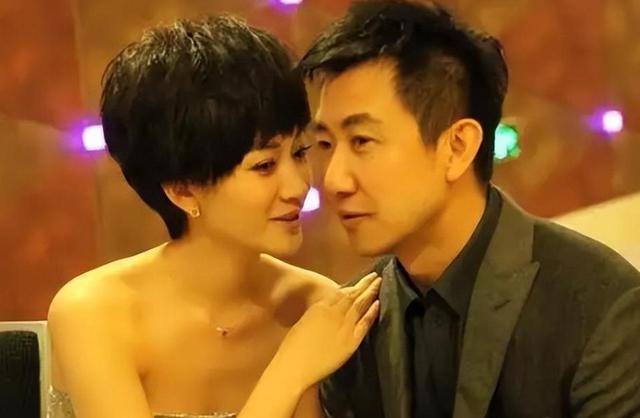梅婷垫脚、李小冉挡灾，56岁鄢颇娶小15岁娇妻，值吗？