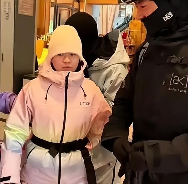 远离造神迷障！全红婵带伤去滑雪	，没想到让人担心的事还是出现了