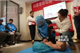 急救课堂开进外卖站点，急救专家手把手教外卖小哥学急救图片