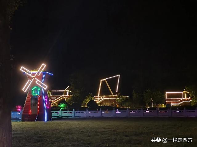 入夜，通化2021年打造的佟佳江旅游度假区灯光亮起，如梦似幻