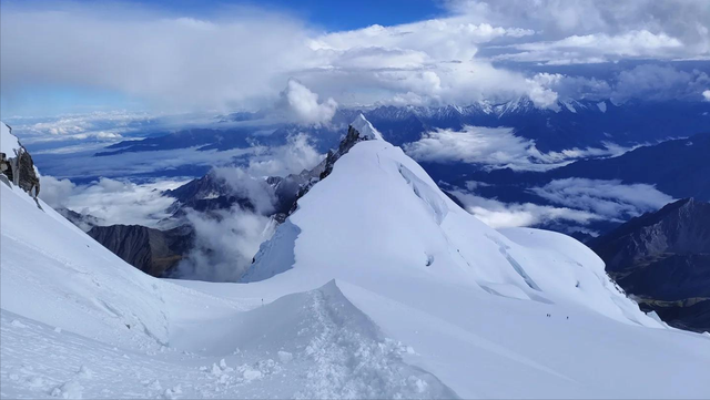 17岁少年徒步雪山遭遇高反，领队未第一时间叫救援，最终结果如何