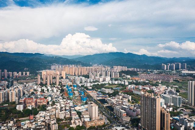 刚从福建龙岩回来，毫不客气的说，龙岩就是全国郊区城建天花板！