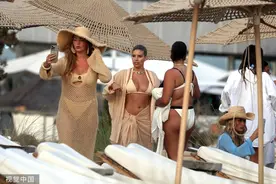 超模娜塔莎·奥克利沙滩度假 穿比基尼身材丰腴火辣 比基尼健康之美图片