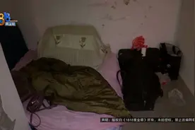 她每天坐在商场里敲锣，快一个月了，周边商户一天营业额只有99块图片