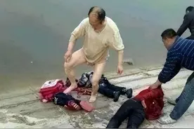 13年公公家暴儿媳，丈夫冷眼旁观，绝望后带儿女跳河，结局如何？图片
