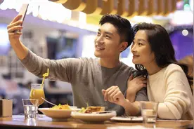 和女友快结婚时，她弟来我家小住，两天后，我觉得这婚不结也罢图片