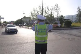 假期收官日坚守岗位 盐湖交警全力护航群众平安出行图片