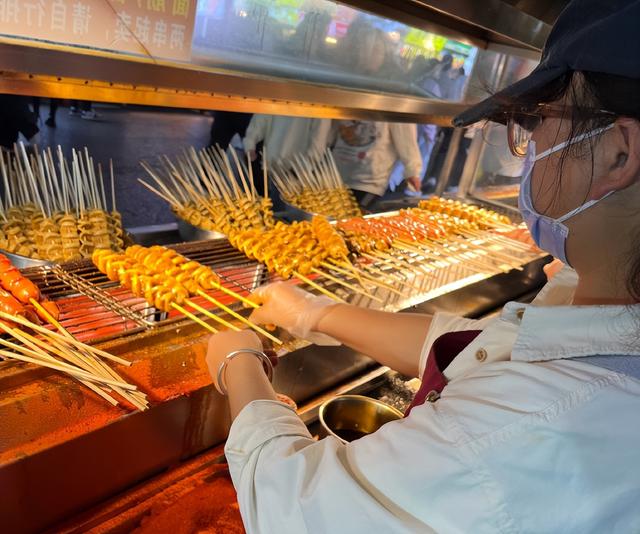 俄罗斯姑娘来中国旅游，回国发文称：中国的晚上太精彩了，别出门