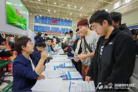 提供岗位7000个，昌吉学院应届毕业生校园里乐享就业服务图片