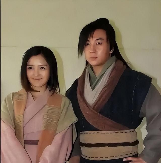 39岁何洁不忍直视，腋下勒出副乳肚子三层肉，要养4个娃操劳疲惫