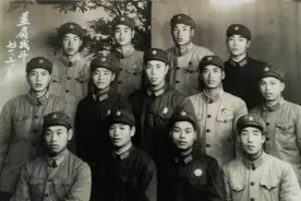 如今部队连干部每月工资12000元，当年我们连长工资才62.5元！图片