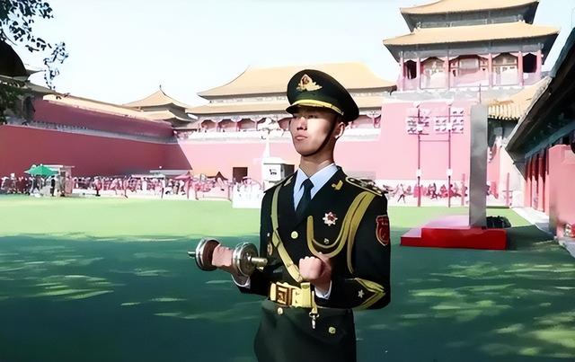 天安门最帅升旗手张自轩转业后，现状十分罕见，如今他后悔了吗？