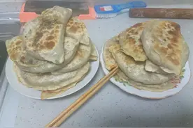 两捆便宜韭菜引来的麻烦，做晚饭用了两个多小时，韭菜盒子好吃图片