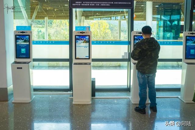 玉龙雪山有点过分，其实不用坐索道，光游客中心都能逛吃玩上一天