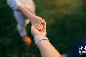 从小被允许玩手机，和被禁止玩的孩子，长大后的差距有多大？图片