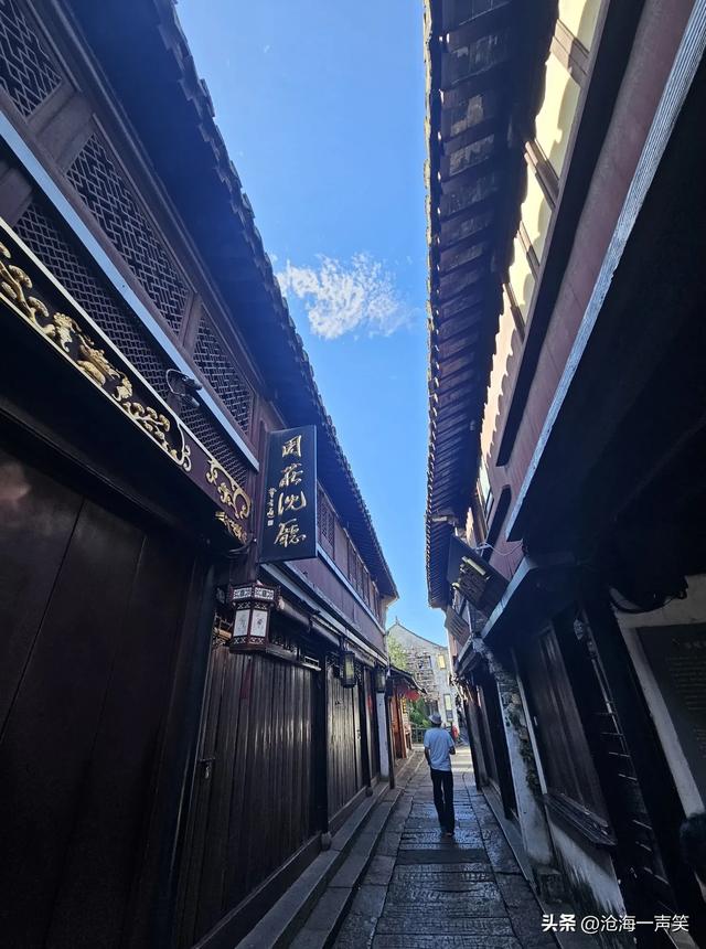 江南第一水乡，周庄的天空，朵朵白云淡墨痕，片片风景美如画